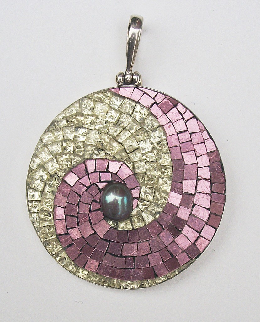 Swirl Pendant, Margo Anton, 2012, 45mm diameter, Mosaic gold, freshwater pearl set in sterling silver Photographer: Margo Anton